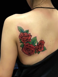 时尚女孩后背三朵红玫瑰纹身图案