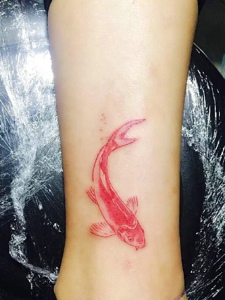小腿处一条彩色红鲤鱼纹身图案