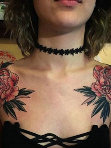 欧美女孩肩膀两侧鲜艳的牡丹花纹身图案