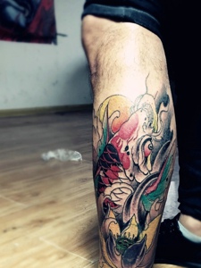 包小腿鲤鱼与莲花一起的纹身图案