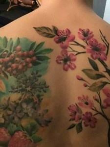 各种水果与花朵结合的后背纹身图案