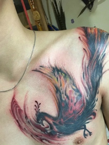 男士胸前一只飞翔的孔雀纹身图案