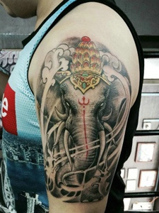 头戴皇冠的黑白大象神纹身图案