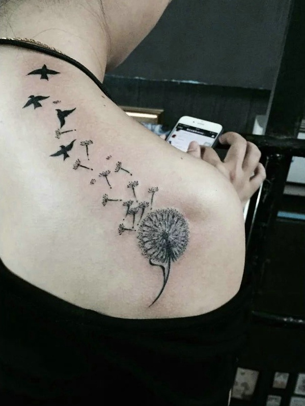 点击大图看下一张：蒲公英与小燕子一起的纹身图案