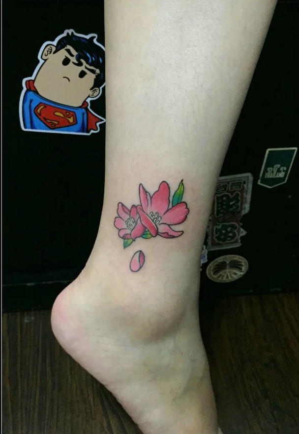 点击大图看下一张：小腿处好看精美的花朵纹身图案