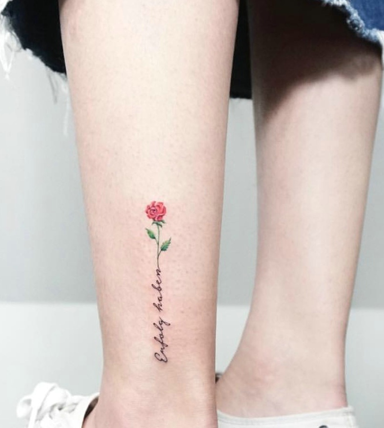 点击大图看下一张：适合乖巧女生腿部唯美花朵纹身图案