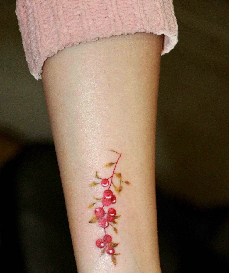点击大图看下一张：手臂一款小清新樱桃纹身图案