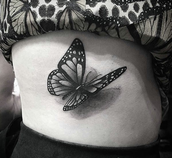 点击大图看下一张：腰部停留着一只漂亮的3d蝴蝶纹身图案