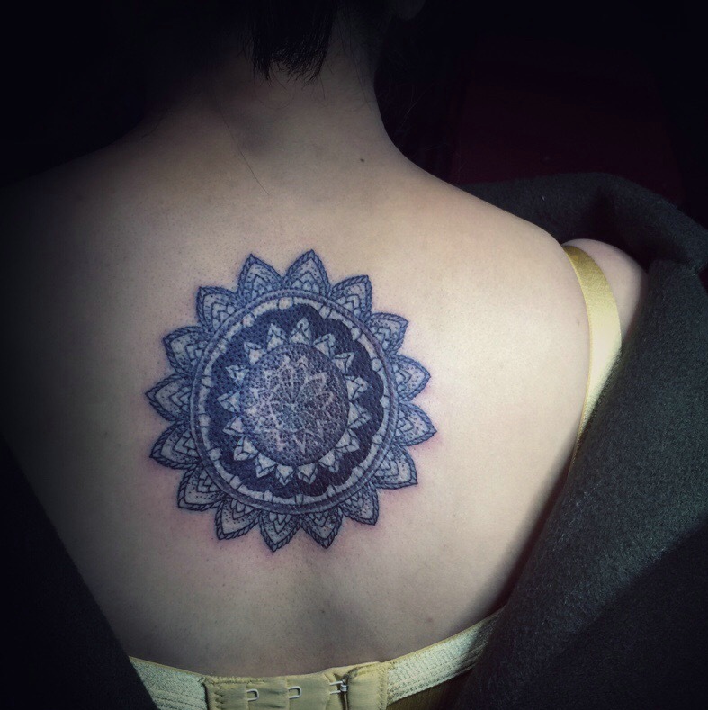 点击大图看下一张：后背个性好看的梵花纹身图案