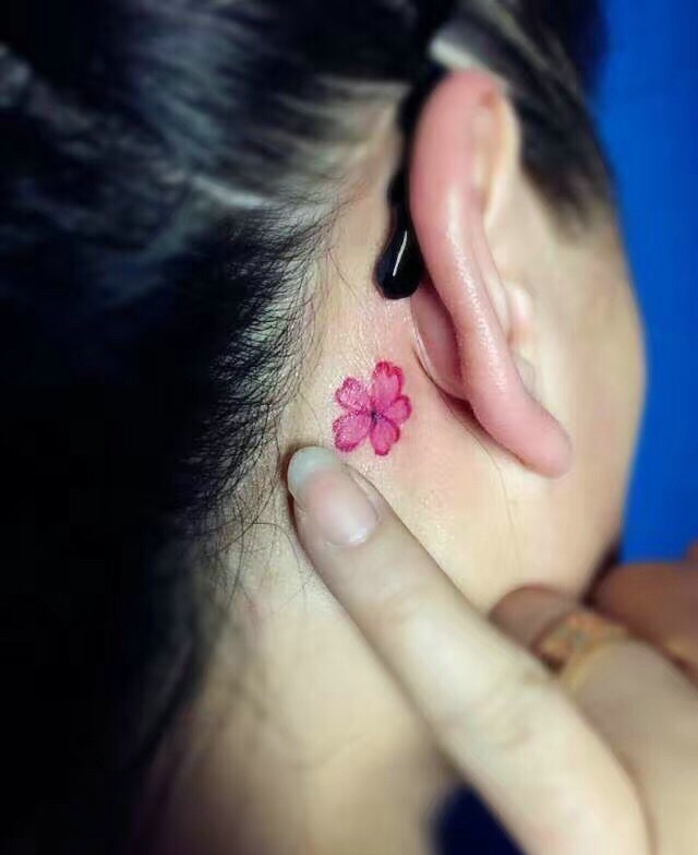 点击大图看下一张：耳背处的一朵小花朵纹身图案很自然