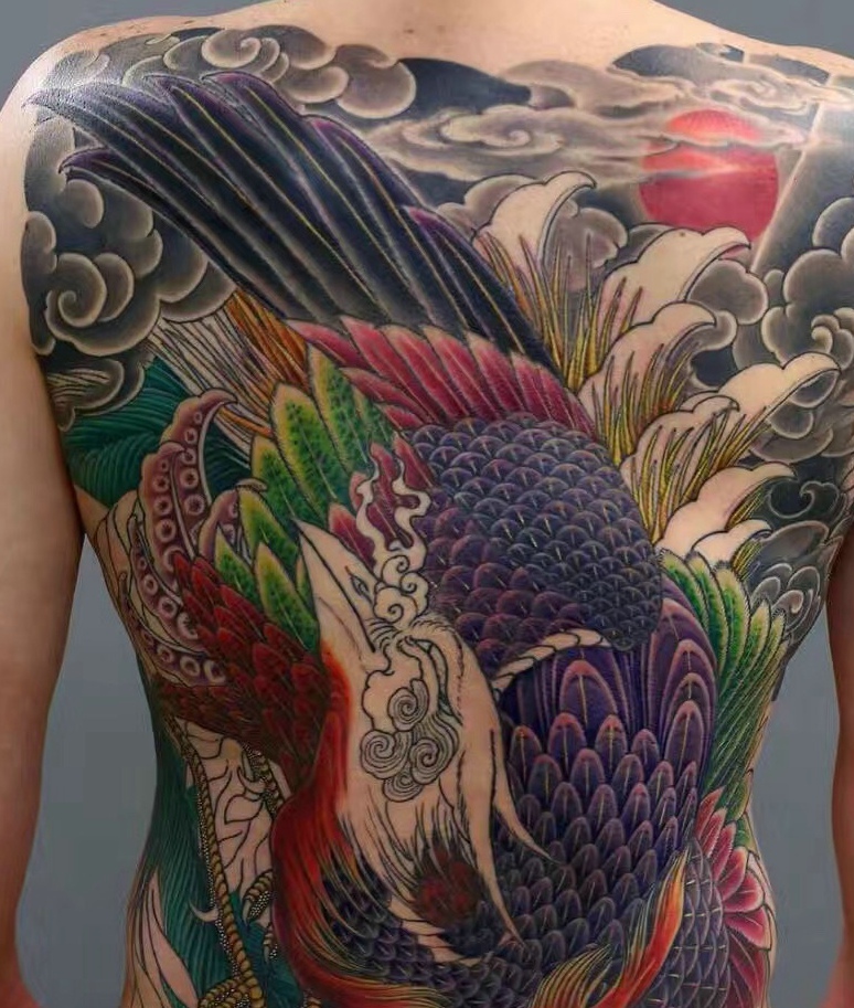 点击大图看下一张：五颜六色的满背图腾纹身图案