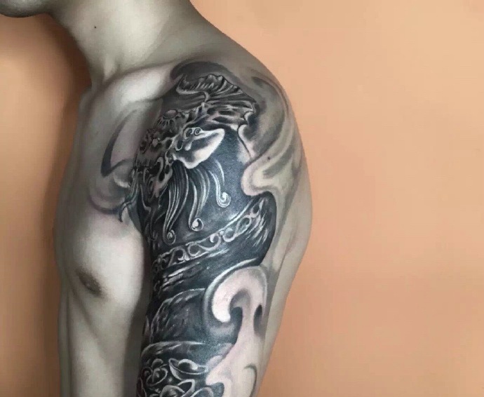 点击大图看下一张：大臂经典有型的传统貔貅纹身图案