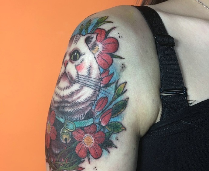 点击大图看下一张：大臂彩色日式小花猫纹身图案