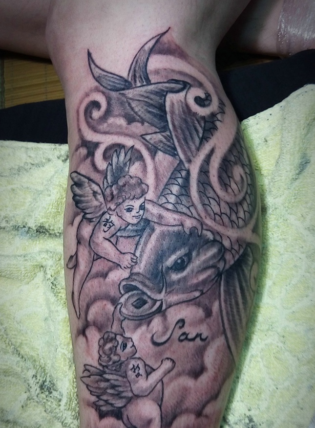 点击大图看下一张：鲤鱼与美人鱼一起的腿部纹身图案