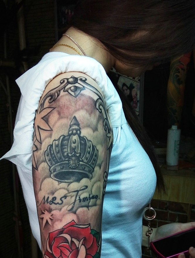 点击大图看下一张：皇冠英文花朵混合的花臂纹身图案