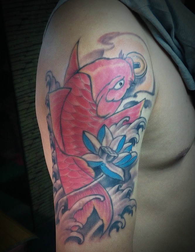 点击大图看下一张：莲花与红鲤鱼结合的手臂纹身图案