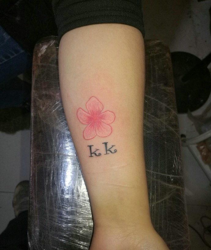 点击大图看下一张：小名与小樱花一起的腿部纹身图案