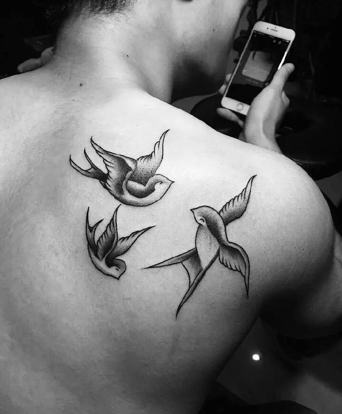 点击大图看下一张：男士后背三只小燕子纹身图案
