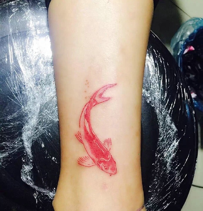 点击大图看下一张：小腿处一条彩色红鲤鱼纹身图案