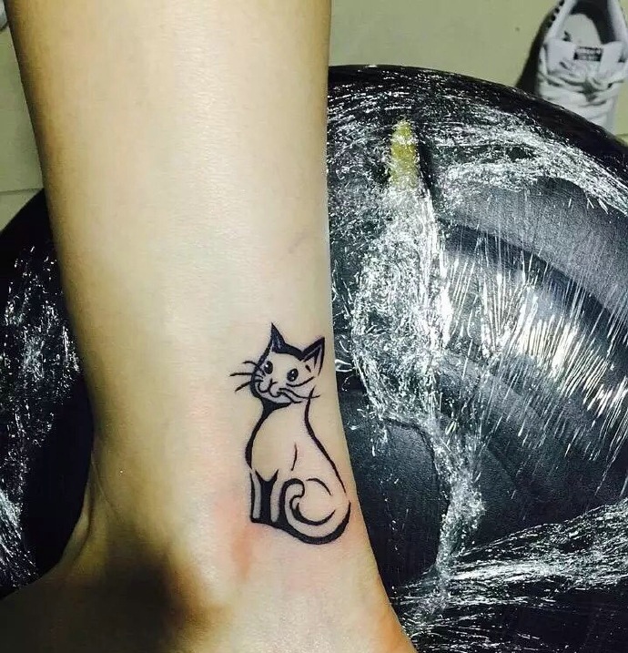 点击大图看下一张：腿部一只超级可爱的小猫纹身图案