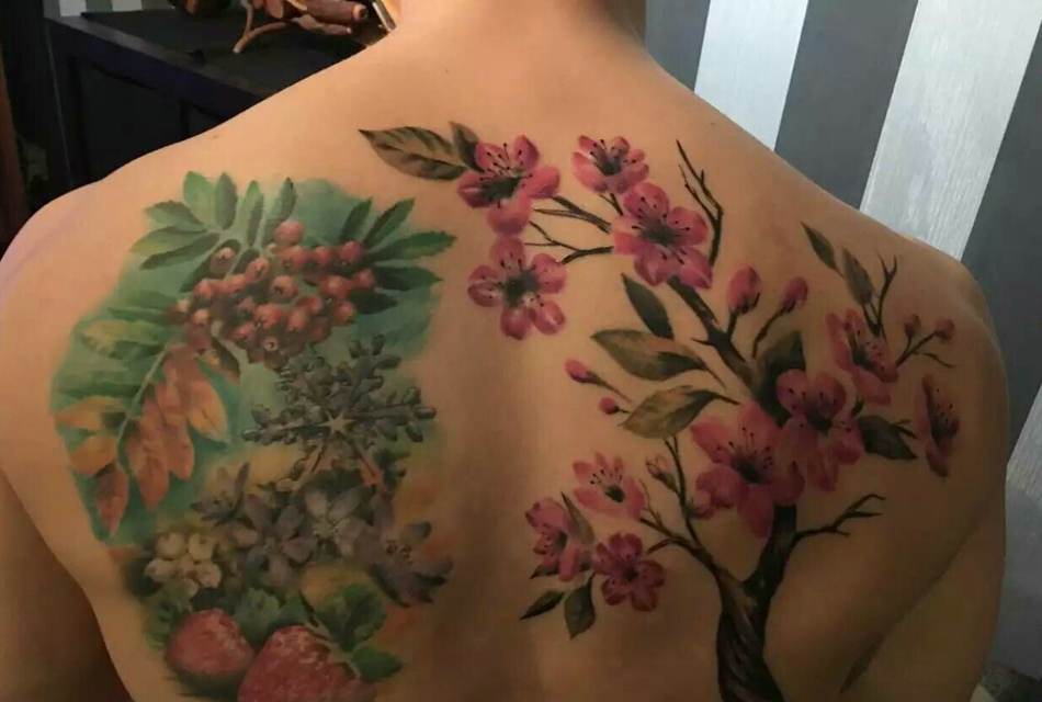 点击大图看下一张：各种水果与花朵结合的后背纹身图案