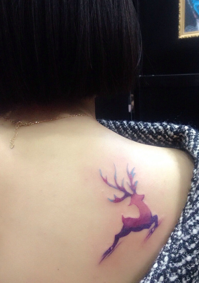点击大图看下一张：正在奔跑的可爱小鹿后背纹身图案