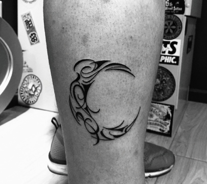 点击大图看下一张：小腿个性有创意的月亮纹身图案