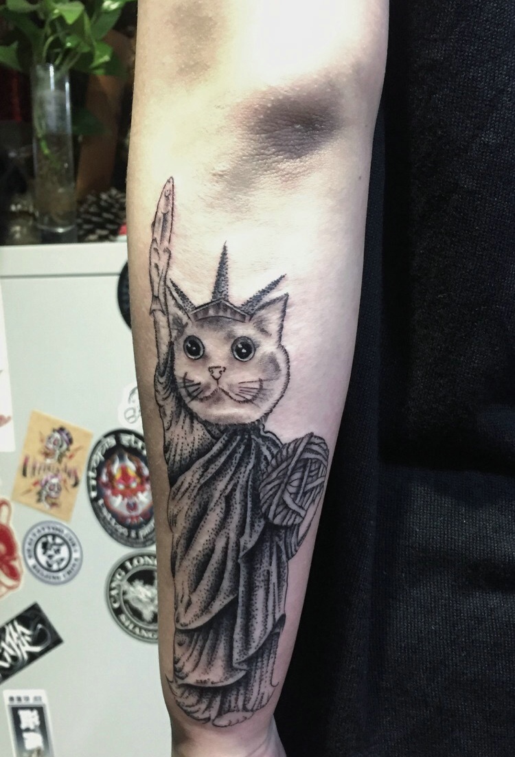点击大图看下一张：可爱日式小猫手臂纹身图案