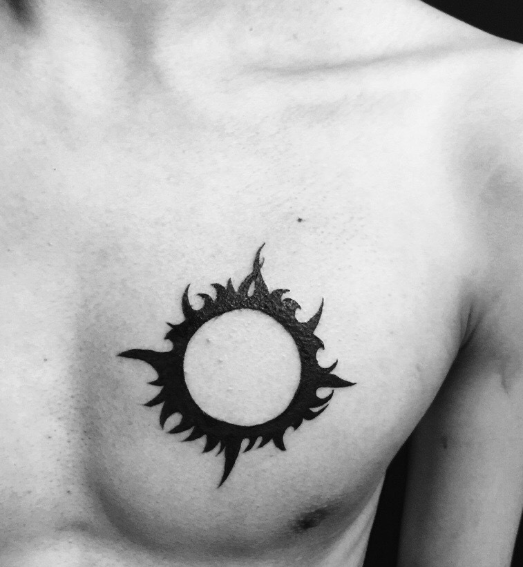 点击大图看下一张：胸前美式风格太阳纹身图案