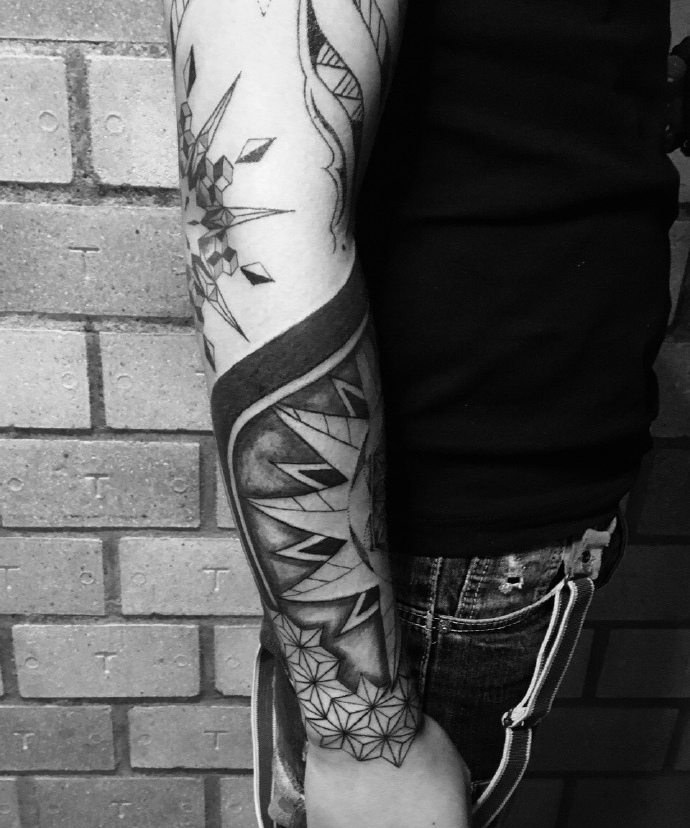 点击大图看下一张：帅气十足的花臂图腾纹身刺青