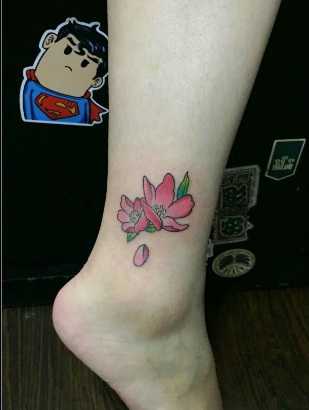 点击大图看下一张：裸脚上的两朵花朵纹身图案很自然