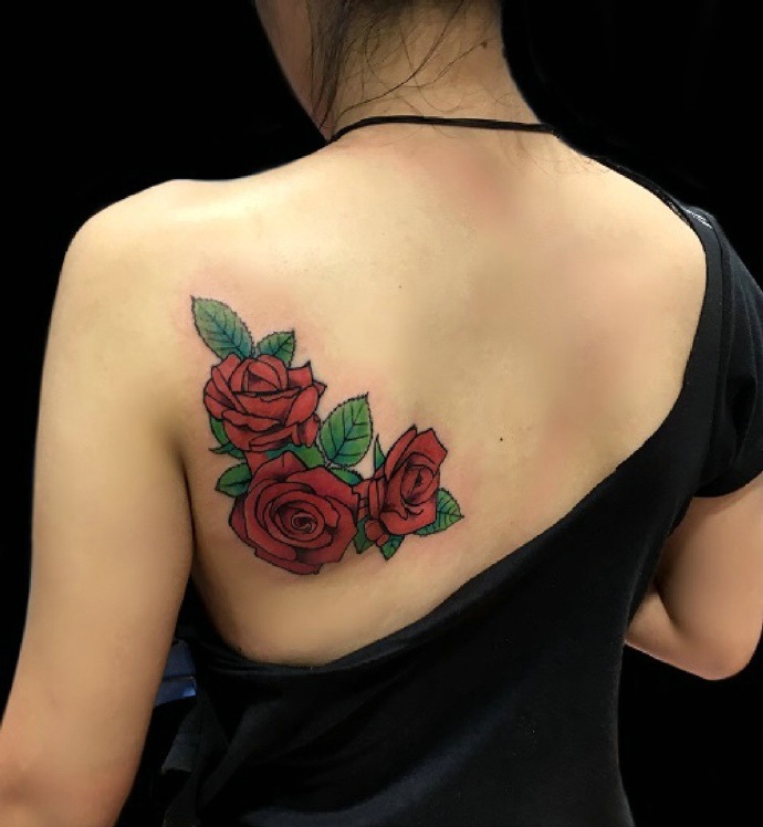 点击大图看下一张：时尚女孩后背三朵红玫瑰纹身图案