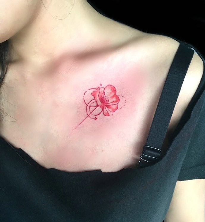 点击大图看下一张：女生锁骨下方的一只玫瑰纹身图案