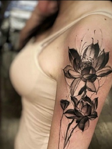 非主流女孩手臂水墨花朵纹身图案