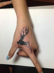 纹在手上的小鹿纹身图案很可爱