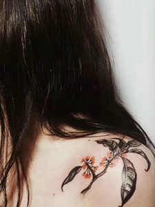 长发女子香肩上的美丽小花纹身图案