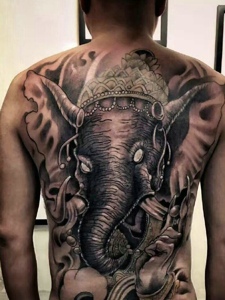 个性男孩满背水墨大象神纹身图案