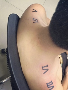 个性男孩肩膀两边罗马数字纹身图案