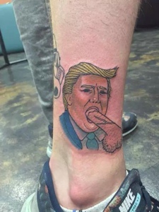 小腿处男士抽大烟彩色纹身图案