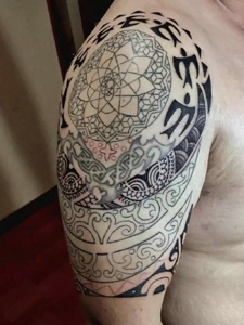 经典传统的大臂图腾纹身刺青