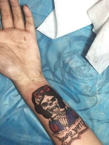 个性骷髅与英文混合的手臂纹身图案