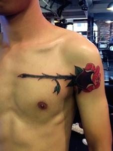 个性男孩配着一朵玫瑰纹身图案
