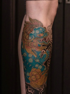 小腿侧边彩色传统唐狮纹身图案