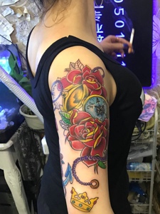 年轻派的女生花臂花朵纹身图案