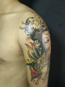 鲤鱼与花妓混合的花臂纹身图案