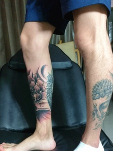 男士双腿部个性图腾纹身图案