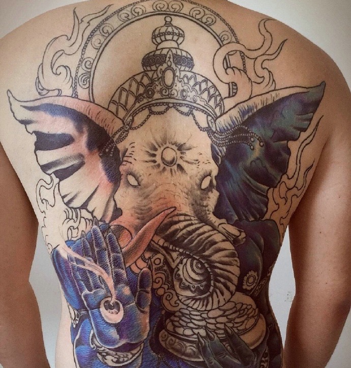 点击大图看下一张：个性男孩满背水墨大象神纹身图案