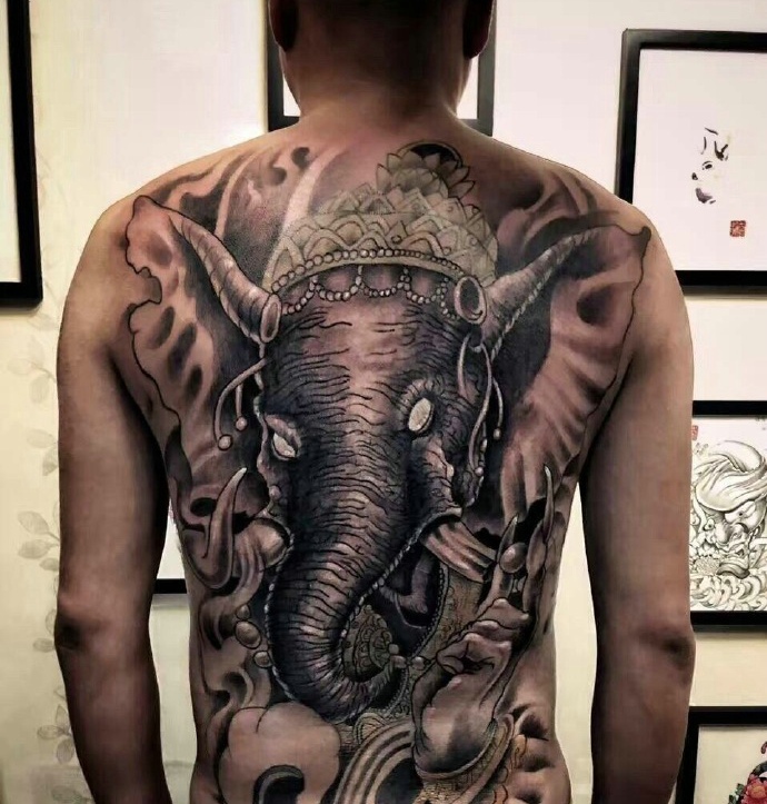 点击大图看下一张：个性男孩满背水墨大象神纹身图案