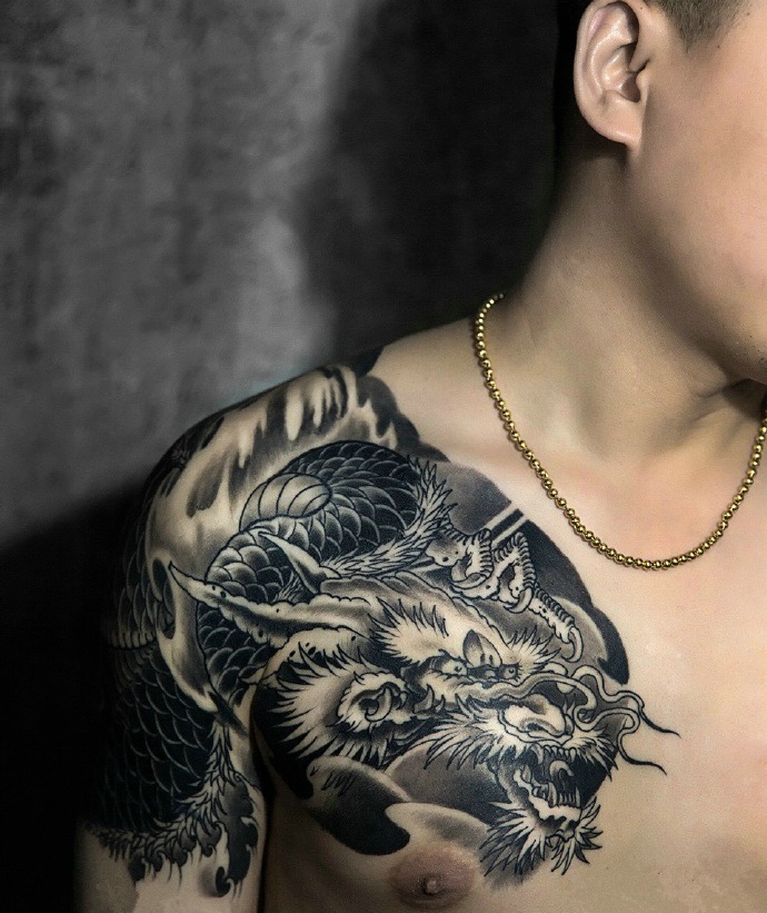 点击大图看下一张：超级酷的半甲邪龙纹身图案