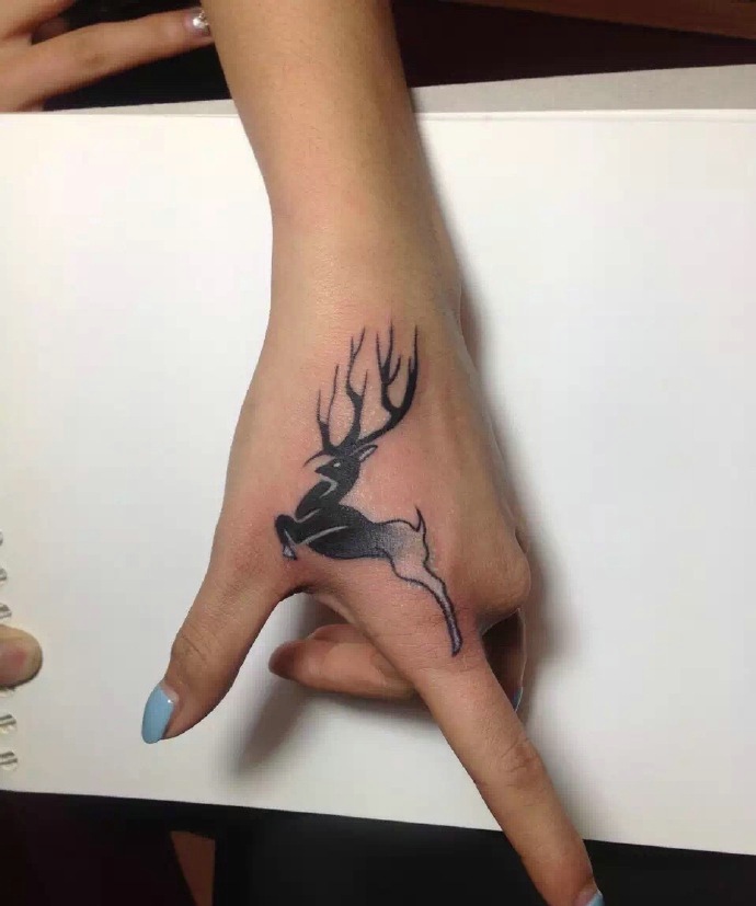 点击大图看下一张：纹在手上的小鹿纹身图案很可爱